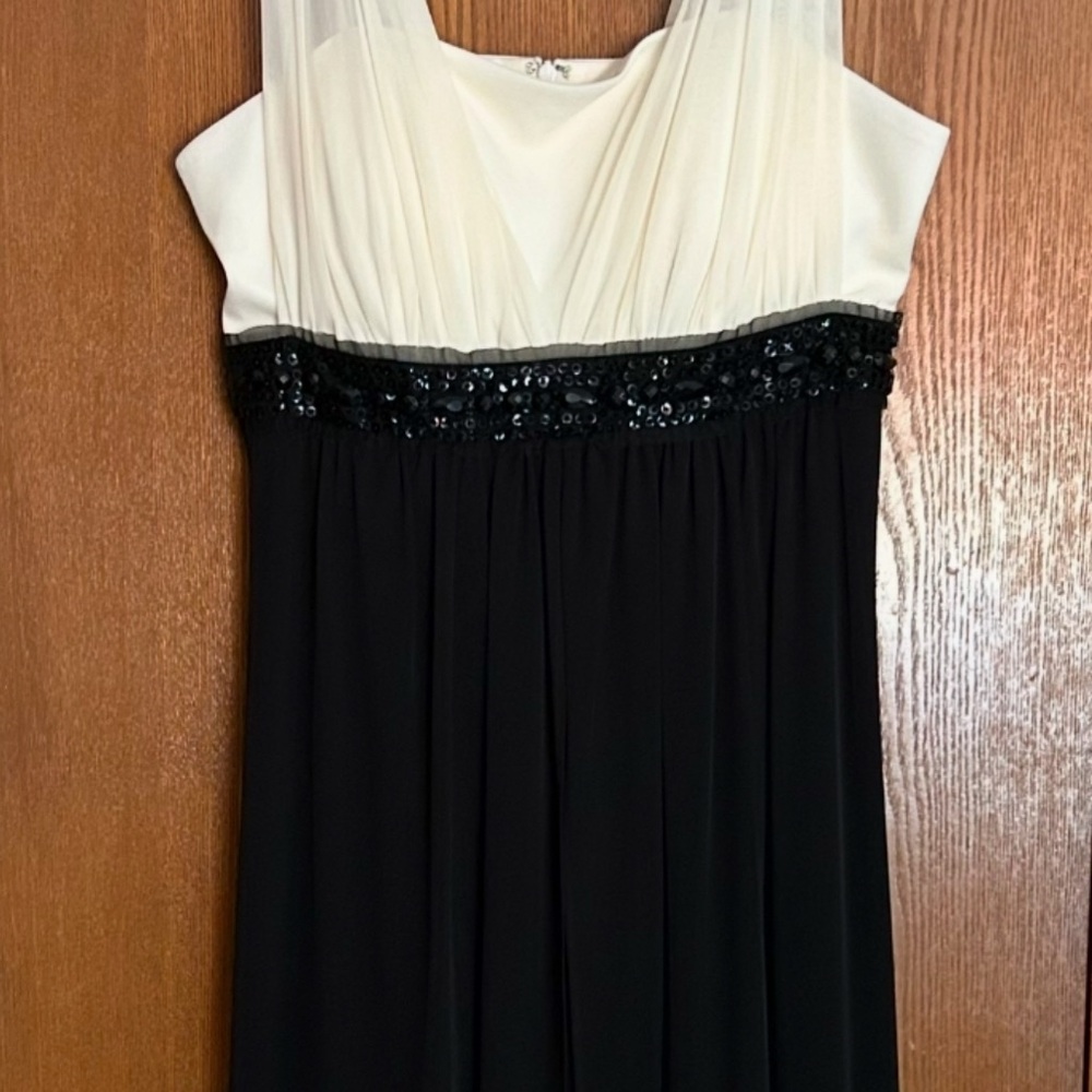 Elegant Jessica Howard Evenings Black and Ivory Dress